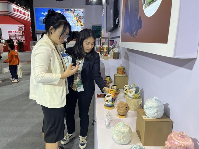 佛山文創(chuàng)閃耀重慶文博會(huì) 工業(yè)設(shè)計(jì)碰撞醒獅文化，產(chǎn)業(yè)融合展新姿
